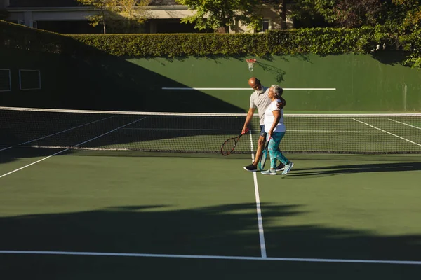 Egy Mosolygós Afro Amerikai Házaspár Teniszütőkkel Teniszpályán Nyugdíjazás Aktív Időskori — Stock Fotó