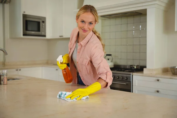 Retrato Mulher Branca Sorridente Usando Luvas Borracha Limpeza Bancada Cozinha — Fotografia de Stock