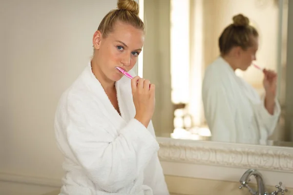 Retrato Mujer Caucásica Baño Con Albornoz Mirando Cámara Cepillándose Los —  Fotos de Stock