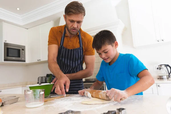 Padre Figlio Caucasico Che Cucinano Sorridono Cucina Famiglia Godendo Qualità — Foto Stock