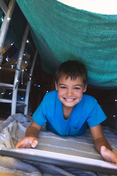 Retrato Del Chico Caucásico Sonriendo Acostado Fuerte Mantas Usando Una — Foto de Stock