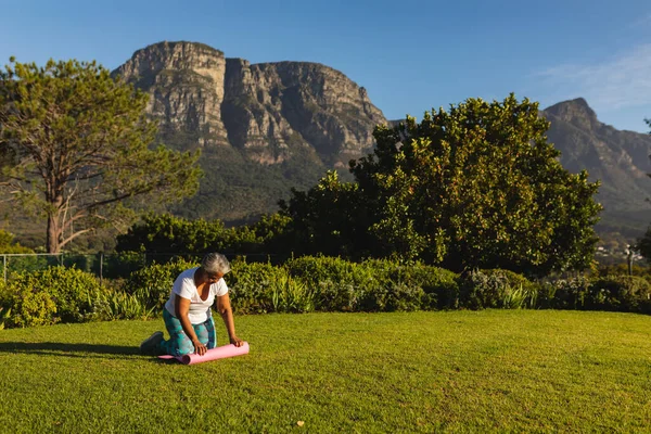 Senior Afrikansk Amerikansk Kvinna Sätta Yogamatta Gräs Fantastisk Landsbygd Pensionering — Stockfoto