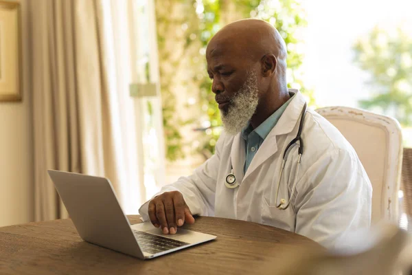 Retrato Médico Afroamericano Mayor Con Bata Laboratorio Usando Laptop Concepto —  Fotos de Stock