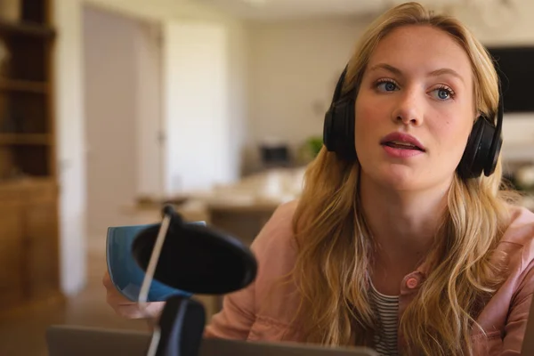 Mujer Caucásica Usando Auriculares Micrófono Hablando Durante Podcast Tecnología Comunicación —  Fotos de Stock