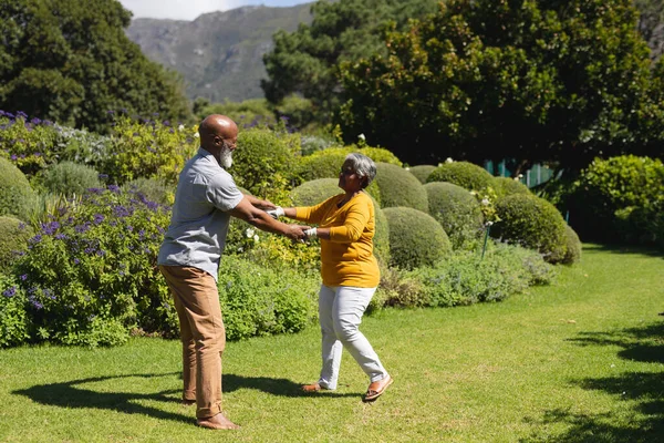 Pareja Afroamericana Mayor Pasando Tiempo Soleado Jardín Bailando Juntos Retiro —  Fotos de Stock