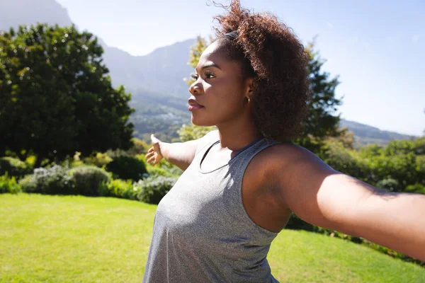 Mujer Afroamericana Practicando Yoga Jardín Soleado Estilo Vida Activo Fitness —  Fotos de Stock