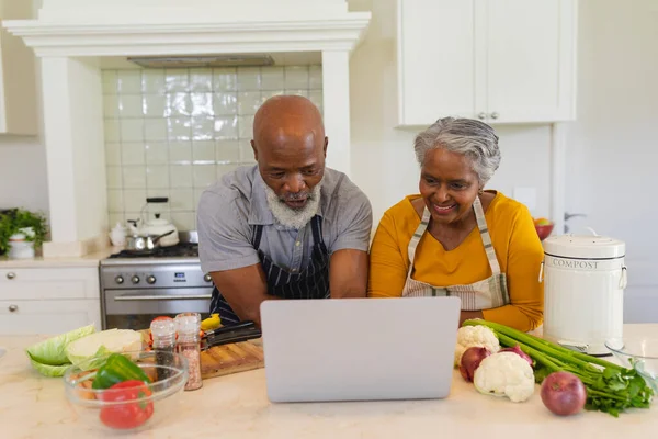 Starsza Afrykańska Para Gotuje Razem Kuchni Pomocą Laptopa Wycofanie Się — Zdjęcie stockowe