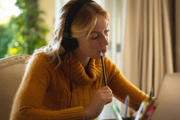 Mujer Caucásica Que Trabaja Sala Estar Casa Con Auriculares Uso — Foto de Stock