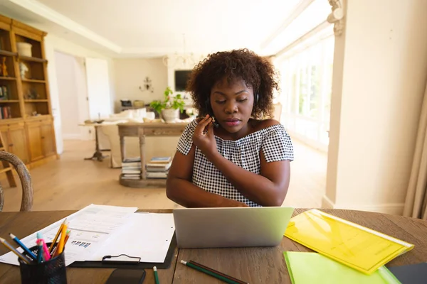 Afroamerikanerin Arbeitet Wohnzimmer Benutzt Headset Und Laptop Und Spricht Während — Stockfoto