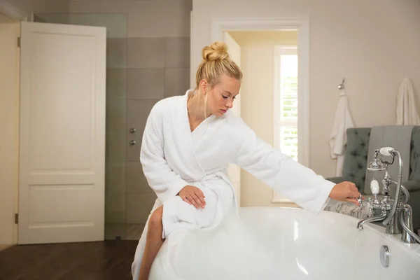白人妇女穿着浴衣坐在浴室里洗澡 美丽和幸福 在家里度过高质量的时光 — 图库照片