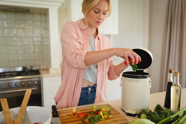 白人妇女站在厨房里准备食物 堆肥蔬菜垃圾 在家里消磨时间 — 图库照片