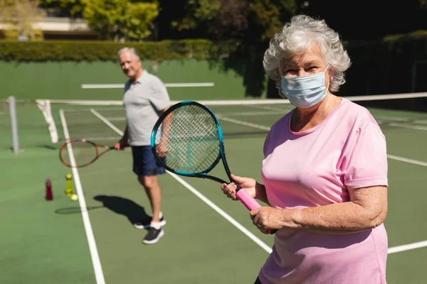 Porträtt Äldre Kaukasiska Par Bär Ansiktsmask Tittar Kameran Och Ler — Stockfoto