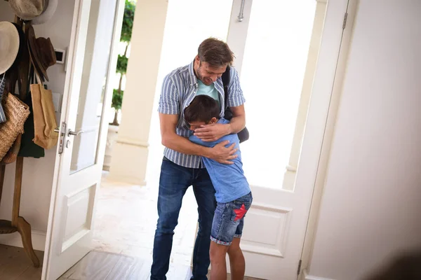 快乐的高加索父亲和儿子在家里 微笑着拥抱着 与家人共享优质闲暇时间 — 图库照片