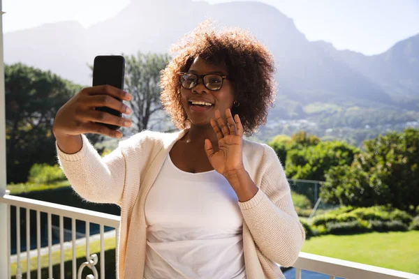 Mujer Afroamericana Feliz Balcón Soleado Casa Campo Haciendo Videollamada Teléfono —  Fotos de Stock