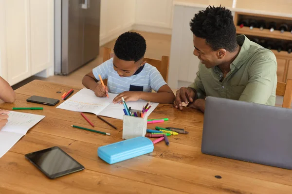 Feliz Pai Afro Americano Com Filho Fazer Trabalhos Casa Casa — Fotografia de Stock