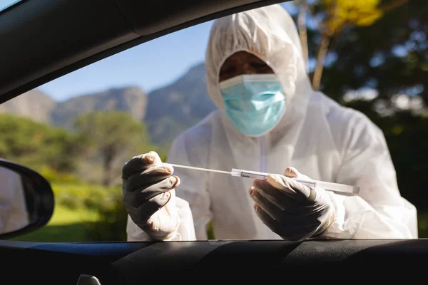 Pracownik Medyczny Garniturze Ppe Pobiera Wymaz Emerytury Starszy Styl Życia — Zdjęcie stockowe