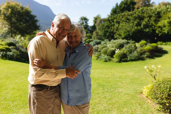 Güneşli Bahçede Sarılıp Gülümseyen Yaşlı Beyaz Bir Çiftin Portresi Geri — Stok fotoğraf