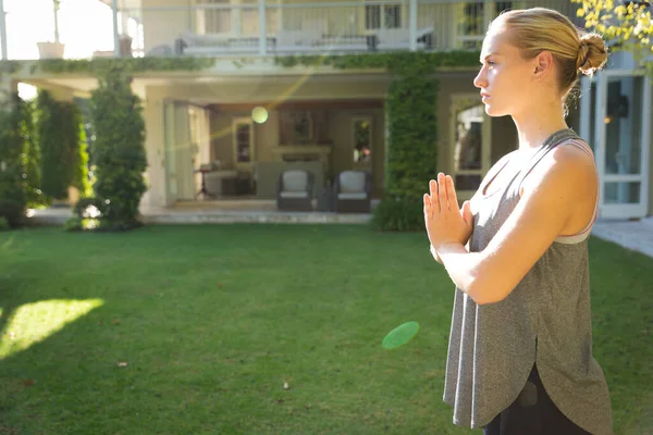 Güneşli Bahçede Yoga Yapan Elleri Birbirine Bastırılmış Sakin Beyaz Bir — Stok fotoğraf