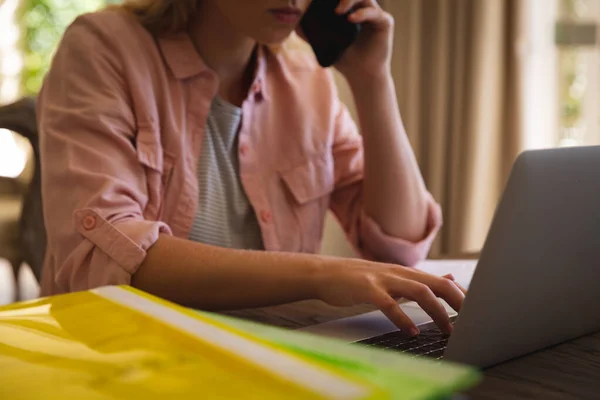 Middensectie Van Blanke Vrouw Die Woonkamer Werkt Laptop Gebruikt Smartphone — Stockfoto