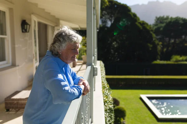 Eine Ältere Kaukasische Frau Steht Auf Dem Balkon Und Schaut — Stockfoto