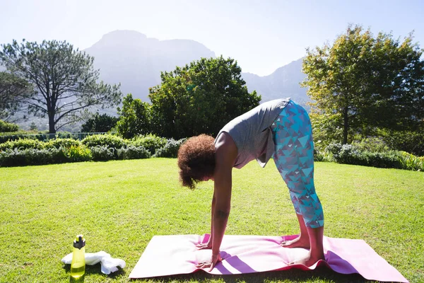 Afrika Kökenli Amerikalı Bir Kadın Güneşli Bahçede Yoga Minderinde Egzersiz — Stok fotoğraf