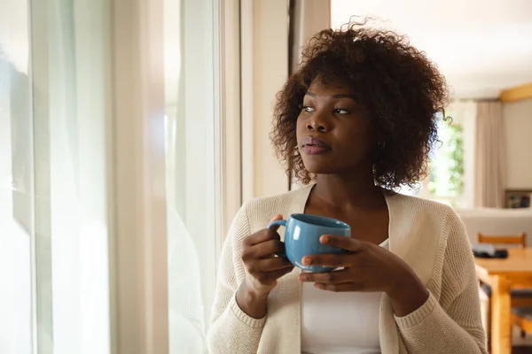 Ragionevole Donna Afroamericana Piedi Sala Pranzo Con Mano Una Tazza — Foto Stock