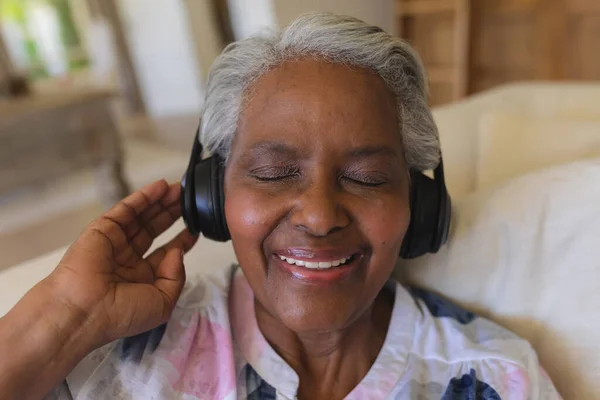 Mujer Afroamericana Mayor Sentada Sofá Con Auriculares Con Los Ojos —  Fotos de Stock