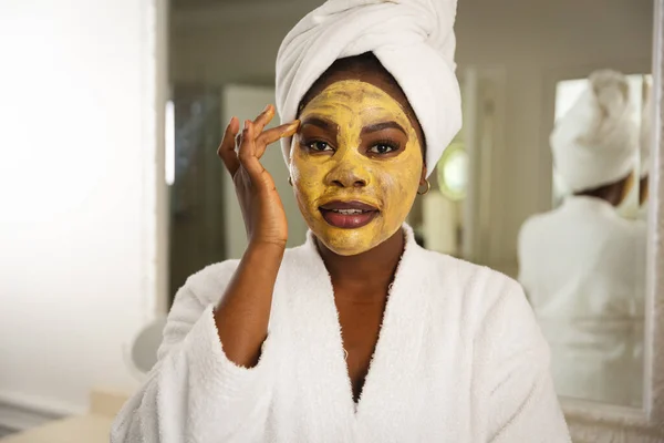 Banyoda Kafasında Havluyla Aynaya Bakıp Maske Takan Mutlu Afrikalı Amerikalı — Stok fotoğraf