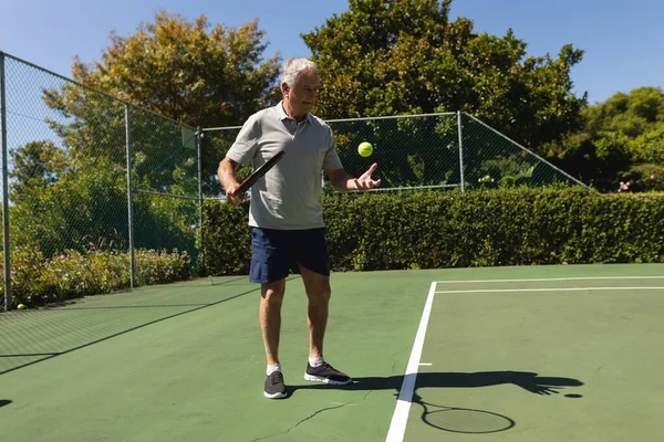 Hombre Caucásico Mayor Jugando Tenis Cancha Con Raqueta Tenis Retiro — Foto de Stock