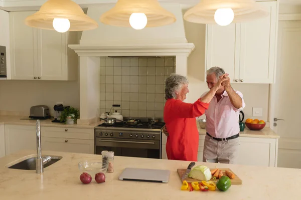 Senior Pareja Caucásica Bailando Juntos Sonriendo Cocina Retiro Jubilación Feliz — Foto de Stock