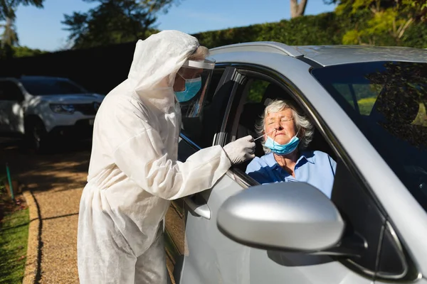 Mediziner Anzug Nehmen Abstrich Test Einer Älteren Frau Die Auto — Stockfoto