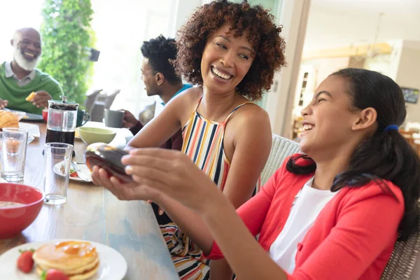 Glad Afrikansk Flergenerationsfamilj Som Sitter Vid Bordet Och Skrattar Frukosten — Stockfoto