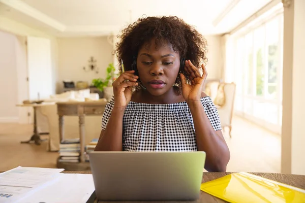 Afrika Kökenli Amerikalı Kadın Oturma Odasında Çalışıyor Kulaklık Dizüstü Bilgisayar — Stok fotoğraf