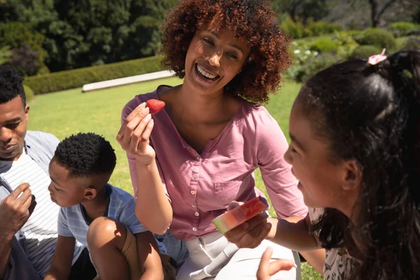 Felice Coppia Afroamericana Con Figlio Figlia All Aperto Facendo Picnic — Foto Stock