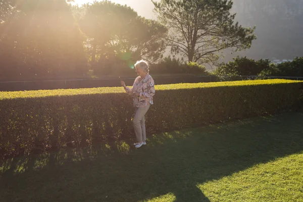 Mulher Caucasiana Sênior Feliz Usando Smartphone Jardim Ensolarado Estilo Vida — Fotografia de Stock