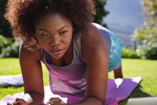 African American Woman Exercising Doing Plank Yoga Mat Sunny Garden — Stock Photo, Image