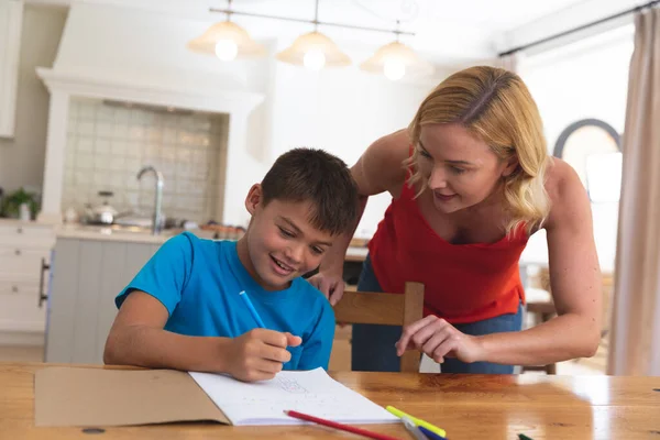 Mère Blanche Faisant Ses Devoirs Avec Son Fils Souriant Maison — Photo