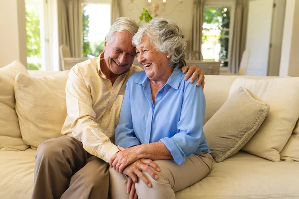 Kaukasiska Par Som Sitter Soffan Och Håller Varandra Handen Reträtt — Stockfoto