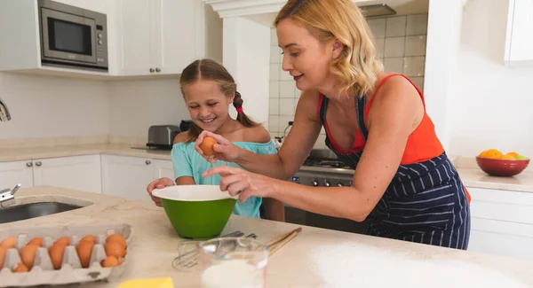 Madre Hija Caucásicas Horneando Sonriendo Cocina Familia Disfrutando Tiempo Libre — Foto de Stock