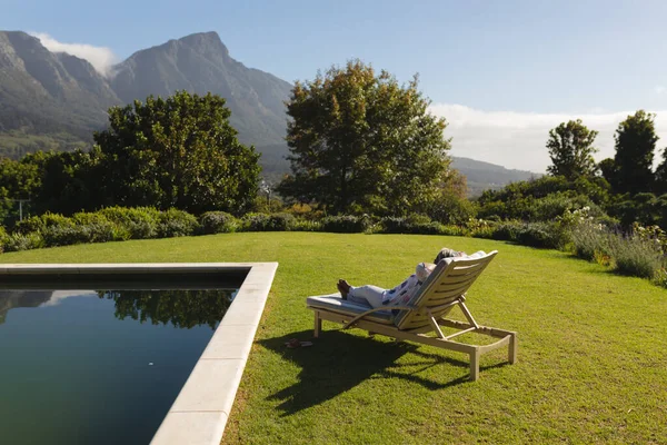 Eine Ältere Afrikanisch Amerikanische Frau Entspannt Sich Liegestuhl Pool Sonnigen — Stockfoto