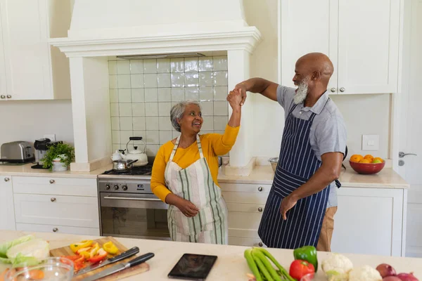 Pareja Afroamericana Mayor Bailando Juntos Cocina Sonriendo Retiro Jubilación Feliz — Foto de Stock