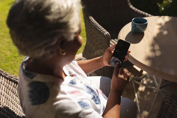 Mujer Afroamericana Mayor Usando Smartphone Jardín Soleado Retiro Jubilación Feliz — Foto de Stock