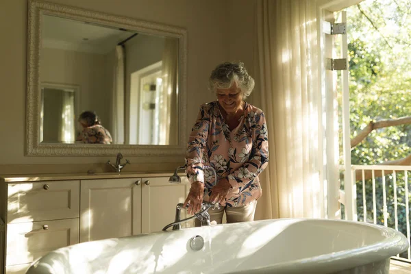 Mujer Caucásica Dirigiendo Baño Baño Retiro Jubilación Feliz Concepto Estilo —  Fotos de Stock