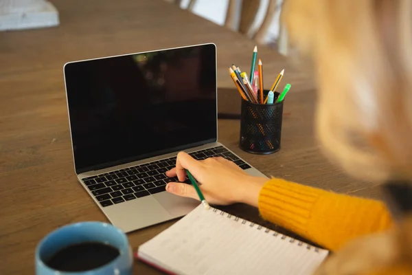 Kaukasische Frau Arbeitet Wohnzimmer Hause Sitzt Tisch Mit Laptop Kopiert — Stockfoto