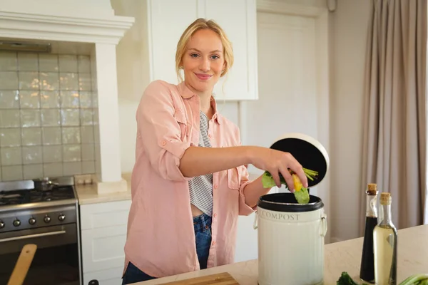 Porträtt Leende Kaukasiska Kvinna Stående Köket Laga Mat Kompostering Vegetabiliskt — Stockfoto