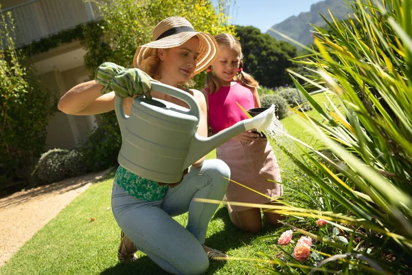 Glückliche Kaukasische Mutter Und Tochter Freien Gartenarbeit Sonnigen Tagen Familie — Stockfoto