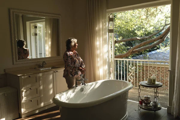 Mujer Caucásica Dirigiendo Baño Baño Retiro Jubilación Feliz Concepto Estilo —  Fotos de Stock