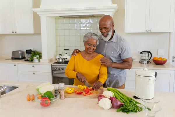 Pareja Afroamericana Mayor Cocinando Juntos Cocina Sonriendo Retiro Jubilación Feliz —  Fotos de Stock