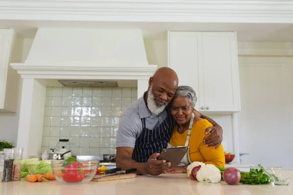 Pareja Afroamericana Mayor Cocinando Juntos Cocina Usando Tableta Retiro Jubilación —  Fotos de Stock