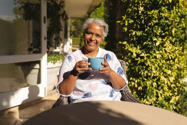 Portrait Femme Afro Américaine Souriante Prenant Thé Dans Jardin Ensoleillé — Photo